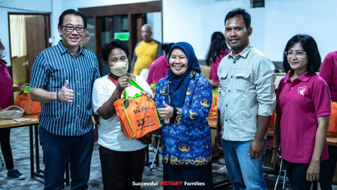 Gereja Bethany Salatiga bagikan 1000 paket bingkisan Lebaran kepada warga di halaman gereja